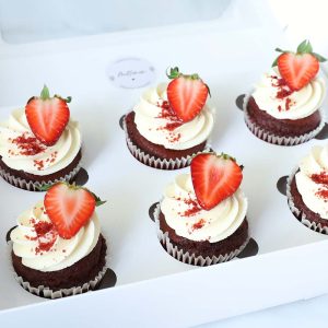 Cofetaria Zmeur cupcakes Red Velvet cu capsuni