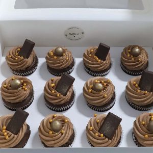 Cofetaria Zmeur cupcakes ciocolata